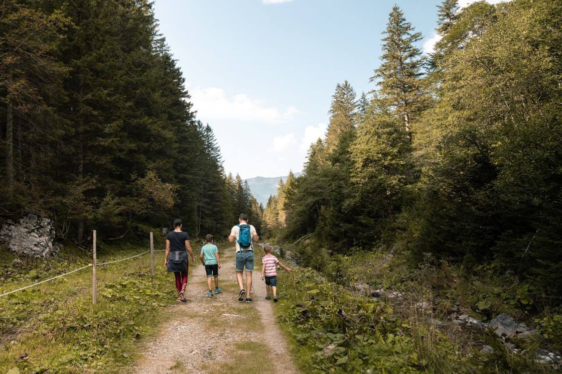 Escursionisti in cammino verso l'Alpe Valüna