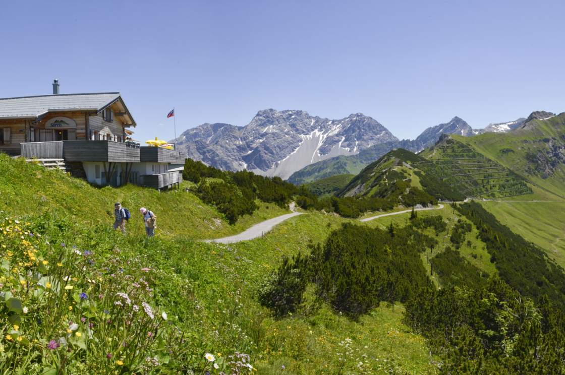 Randonneurs sur le chemin de l'auberge de montagne Sareis au Liechtenstein