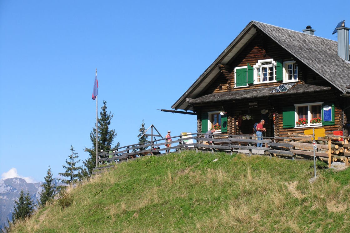 Cabane Gafadura avec terrasse ensoleillée au Liechtenstein