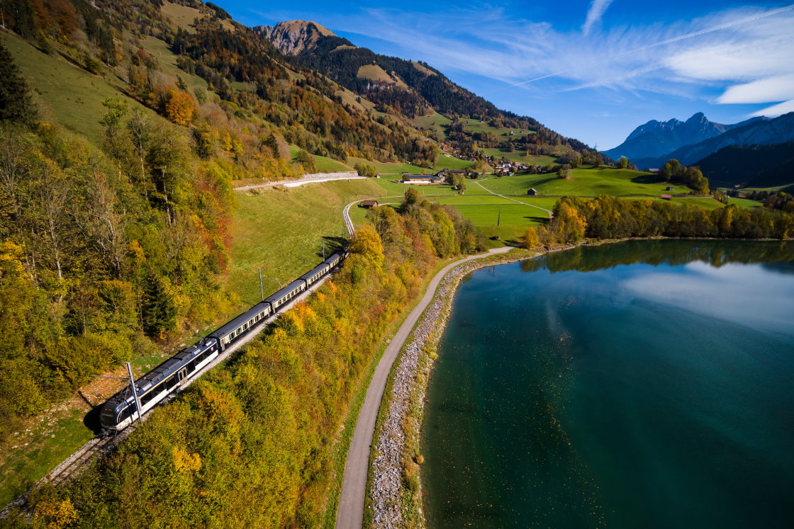 Treni Panorama Svizzera, Linea del Passo d'Oro