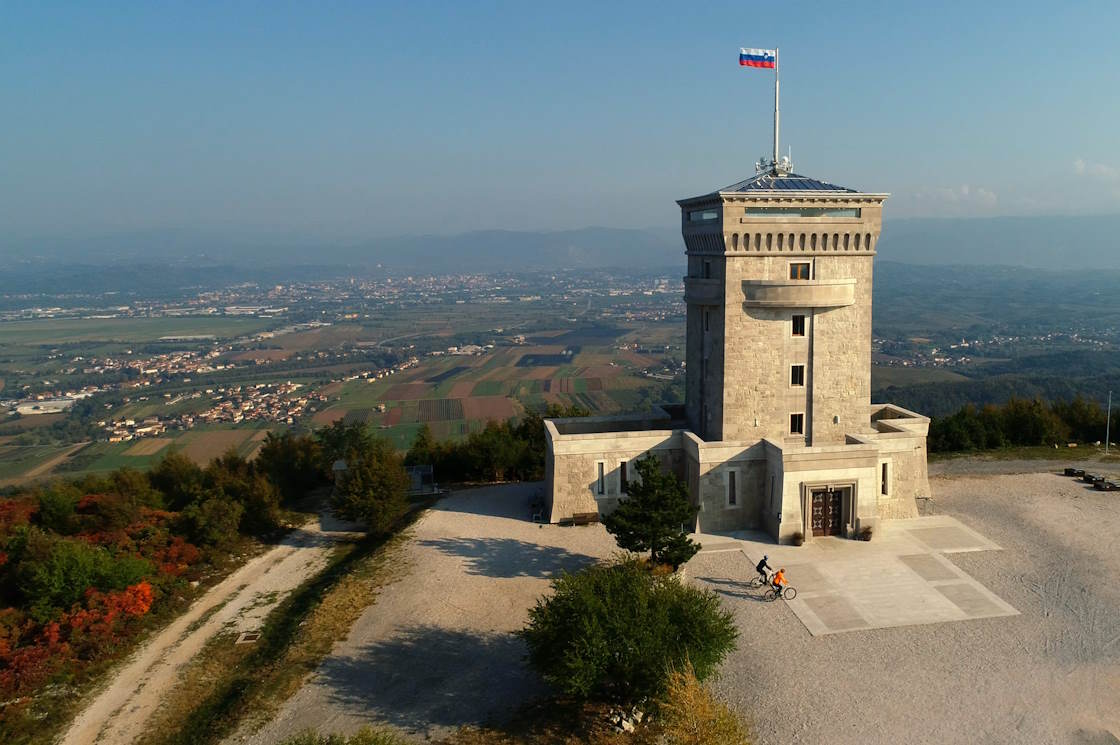 Monumento alla pace sul Cerje in Slovenia