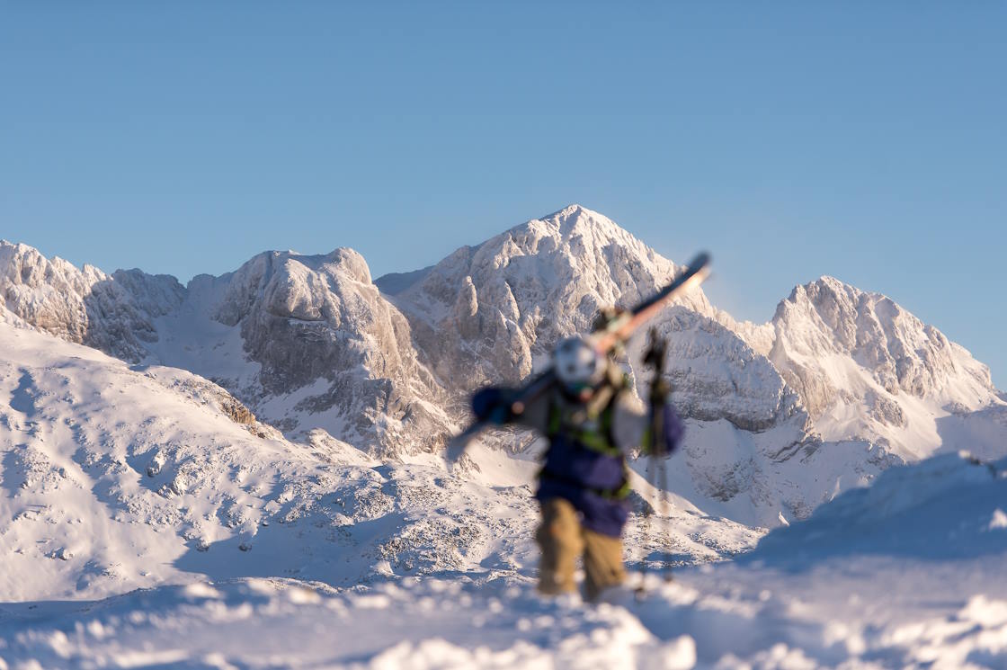 Winterurlaub Slowenien, Skifahrer im Tiefschnee