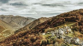 Vacances d'automne au Tessin, vue sur le village de montagne de Rasa