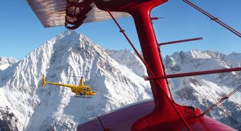 en hélicoptère au-dessus des Alpes