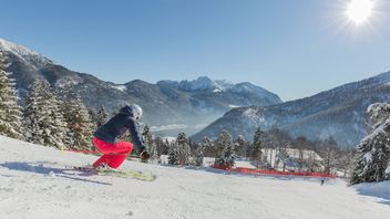 Skieuse dans le domaine skiable panoramique de Christlum à Achenkirch