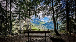 Vacation experience La Clusaz, bench with view of the city