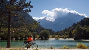 Tour en vélo le long du lac Jasna