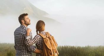 Couple en randonnée dans le Tyrol, Autriche