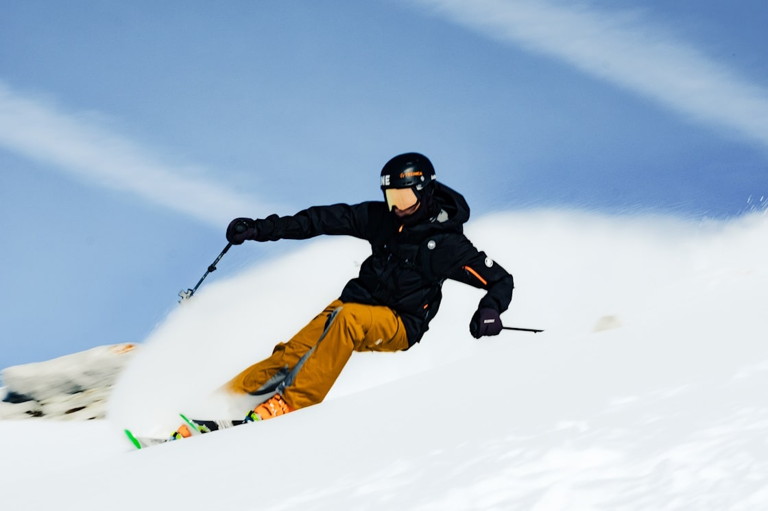Skifahrer im Skigebiet La Clusaz 