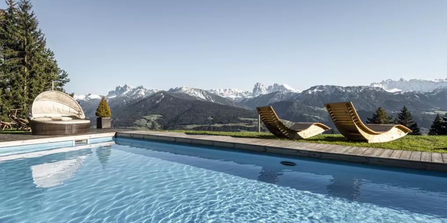 Blick auf die Dolomiten vom beheizten Pool