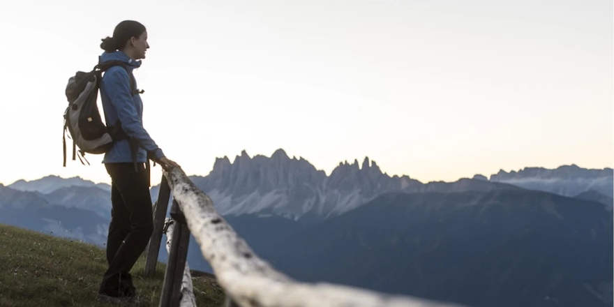 Randonneuse Villanderer Alm Tyrol du Sud, vue sur les Dolomites