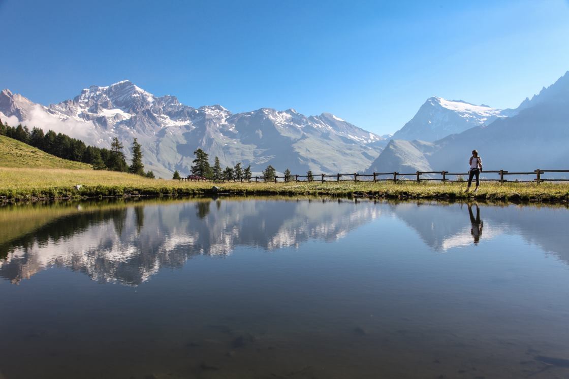 Wandern im Aostatal mit Berg und Seeblick