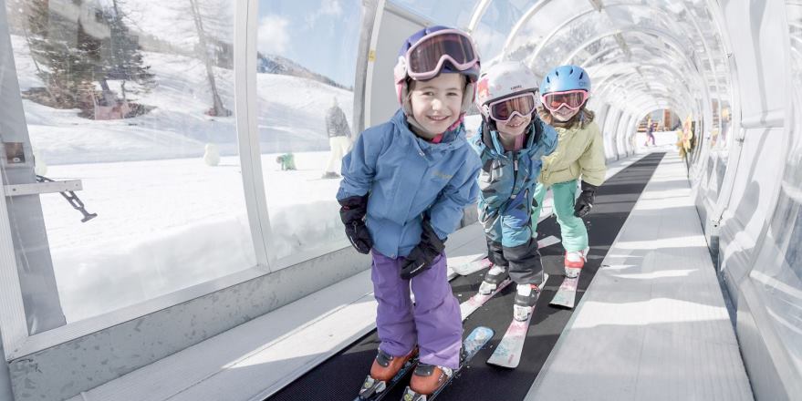 Kinder beim Skifahren in Liechtenstein