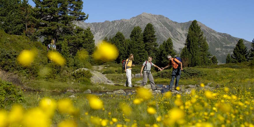 Familie beim Wandern in Tirol