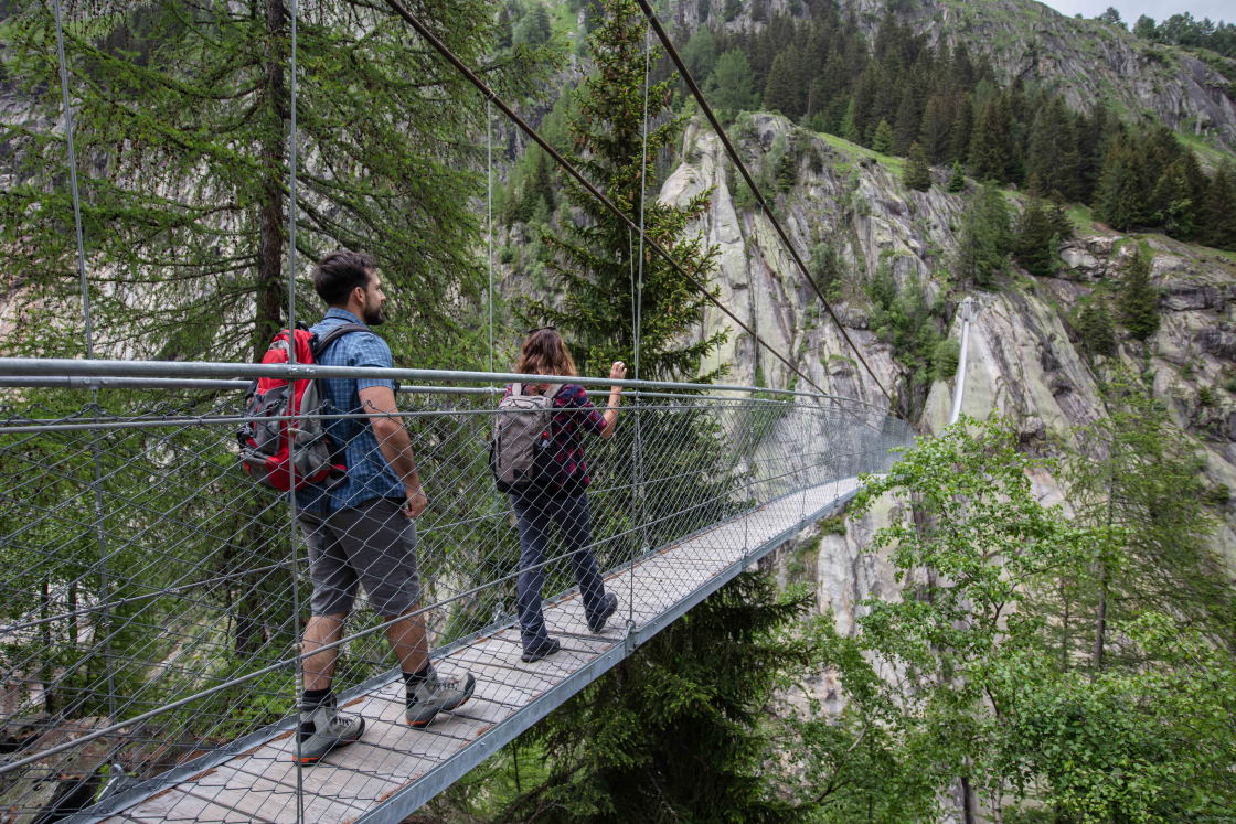 Überquerung einer spektakulären Hängebrücke im Wallis