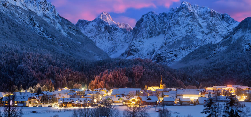 Kranjska Gora v božičnem času, atmosfersko osvetljena