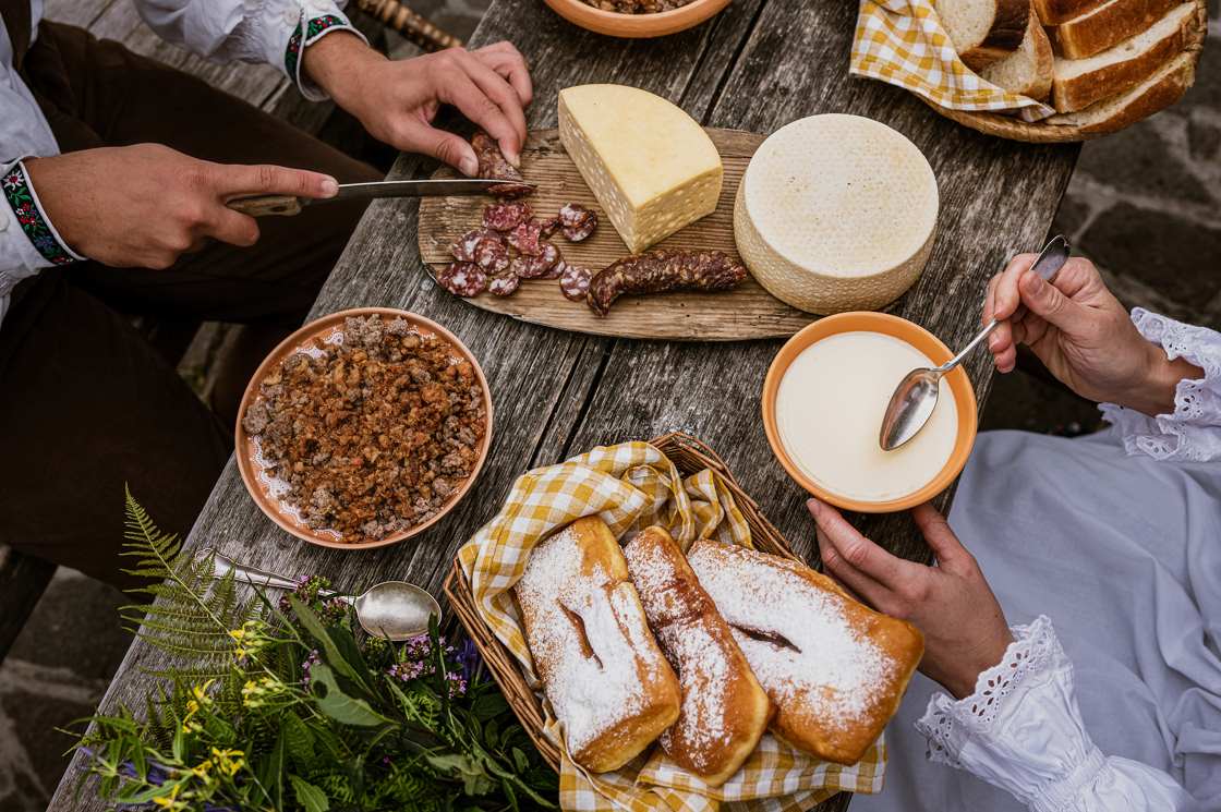 Velika planina, un goûter avec des produits régionaux, comme autrefois