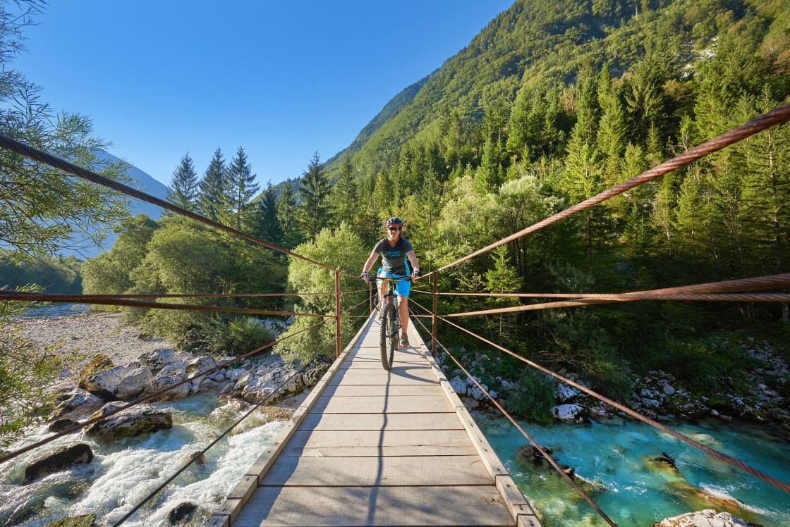Radfahrer auf einer Brücke über der Soca, Slowenien
