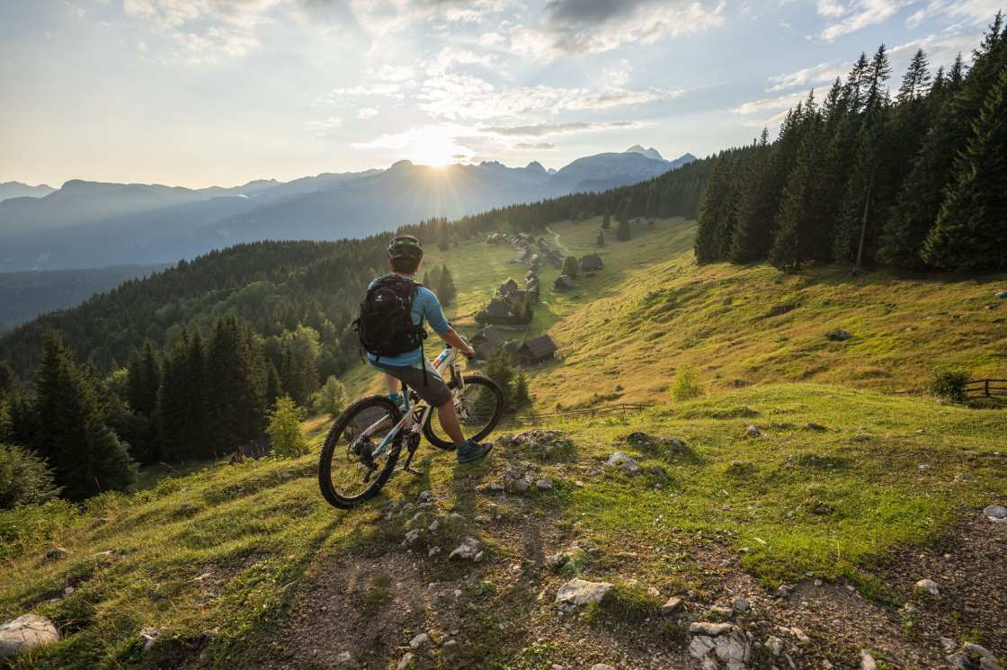 Biker blickt auf die Julischen Alpen