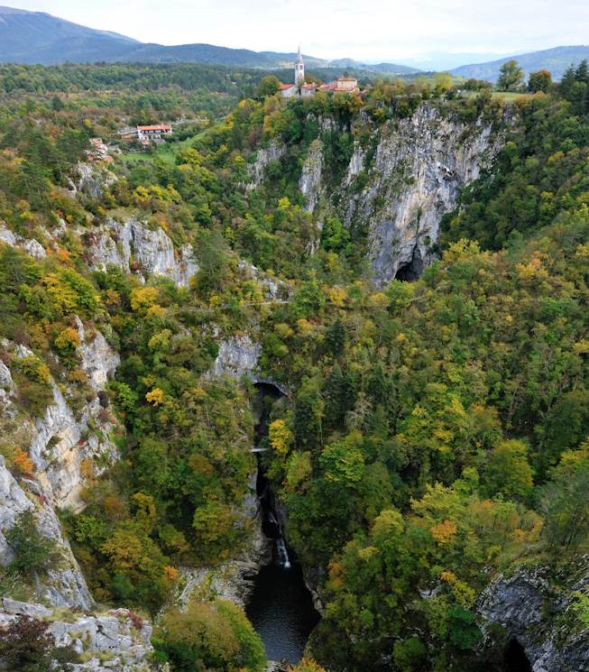 Vstopite v dragulj našega planeta - Predjamski grad in Škocjanske jame © Park Škocjanske jame