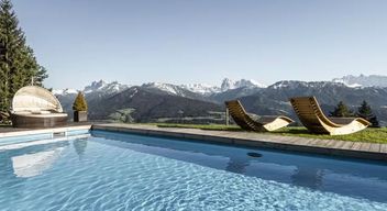 Blick auf die Dolomiten vom beheizten Pool