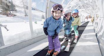 Kinder beim Skifahren in Liechtenstein