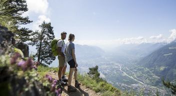 Vacances à pied dans le Tyrol du Sud, vue du sentier d'altitude de Merano