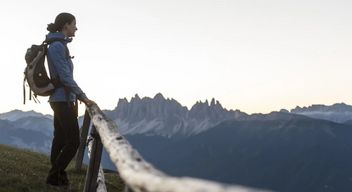 Escursionista Villanderer Alm Alto Adige, vista sulle Dolomiti