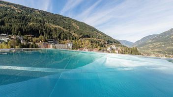 Hotel Badeschloss in Bad Gastein, outdoor pool