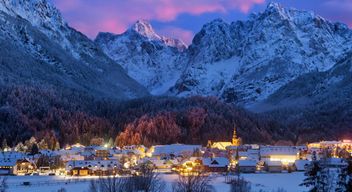 Kranjska Gora v božičnem času, atmosfersko osvetljena