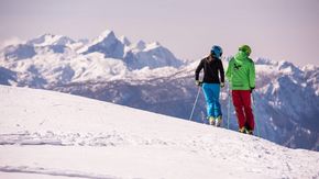 Plaisirs d'hiver dans le domaine skiable de Golte, skieurs juste avant la descente