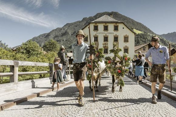 Alpske vožnje živine in jesenski festivali na Tirolskem, v Naudersu in Kaunertalu 