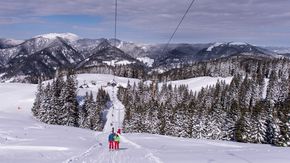 Divertimento invernale nel comprensorio sciistico di Golte, in alto con lo skilift