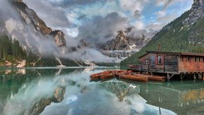 Magische Stimmung am Praxer Wildsee, Südtirol