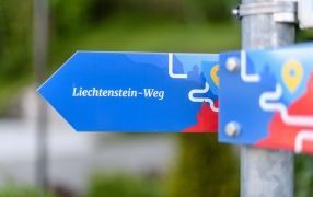 Hinweisschild Liechtenstein Weg