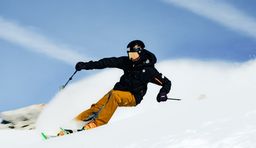 Skifahrer im Skigebiet La Clusaz 